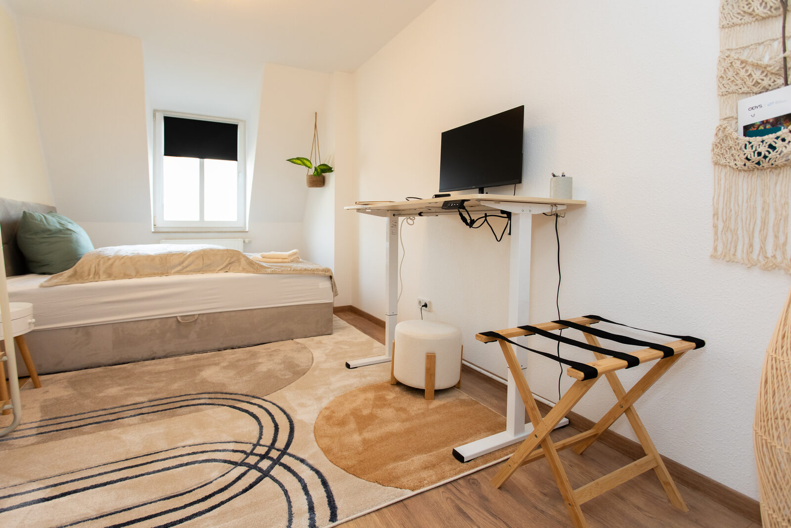 Zweites Schlafzimmer mit Bett und höhenverstellbarem Schreibtisch