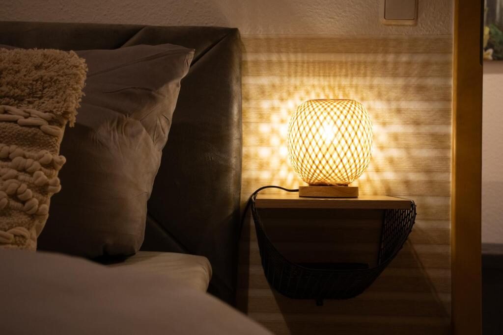Warmes Licht der Nachttischlampe neben dem Bett