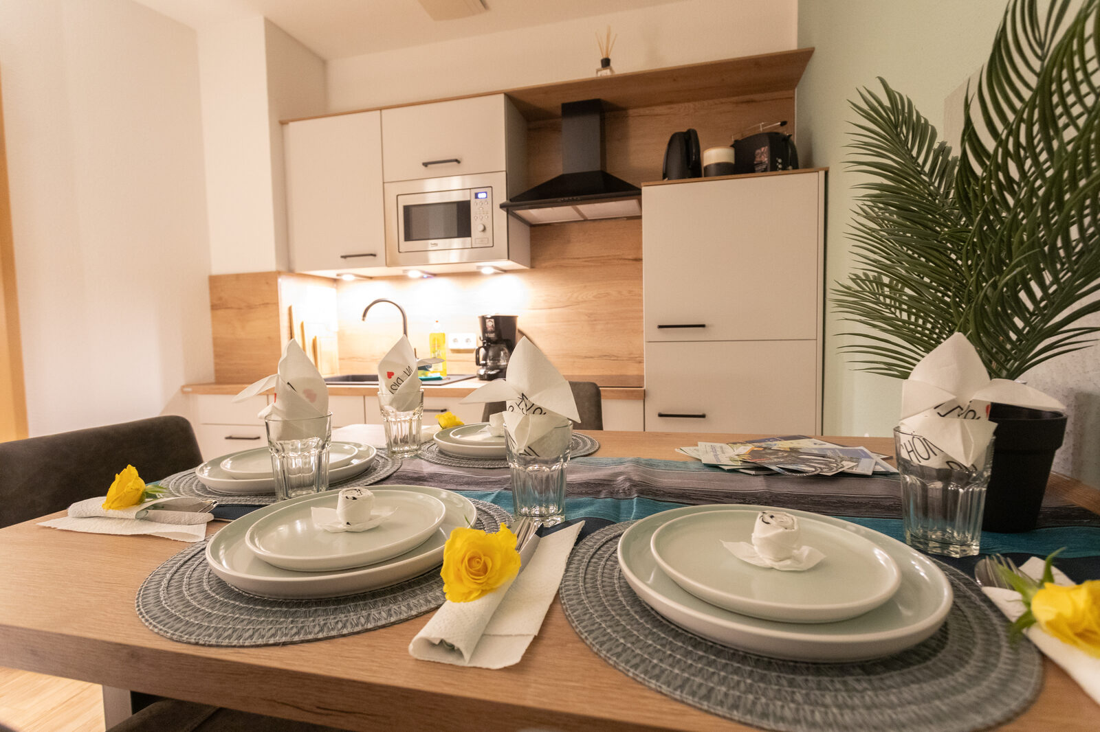 Gedeckter Esstisch mit Blick auf die moderne Küche des Koala-Apartments