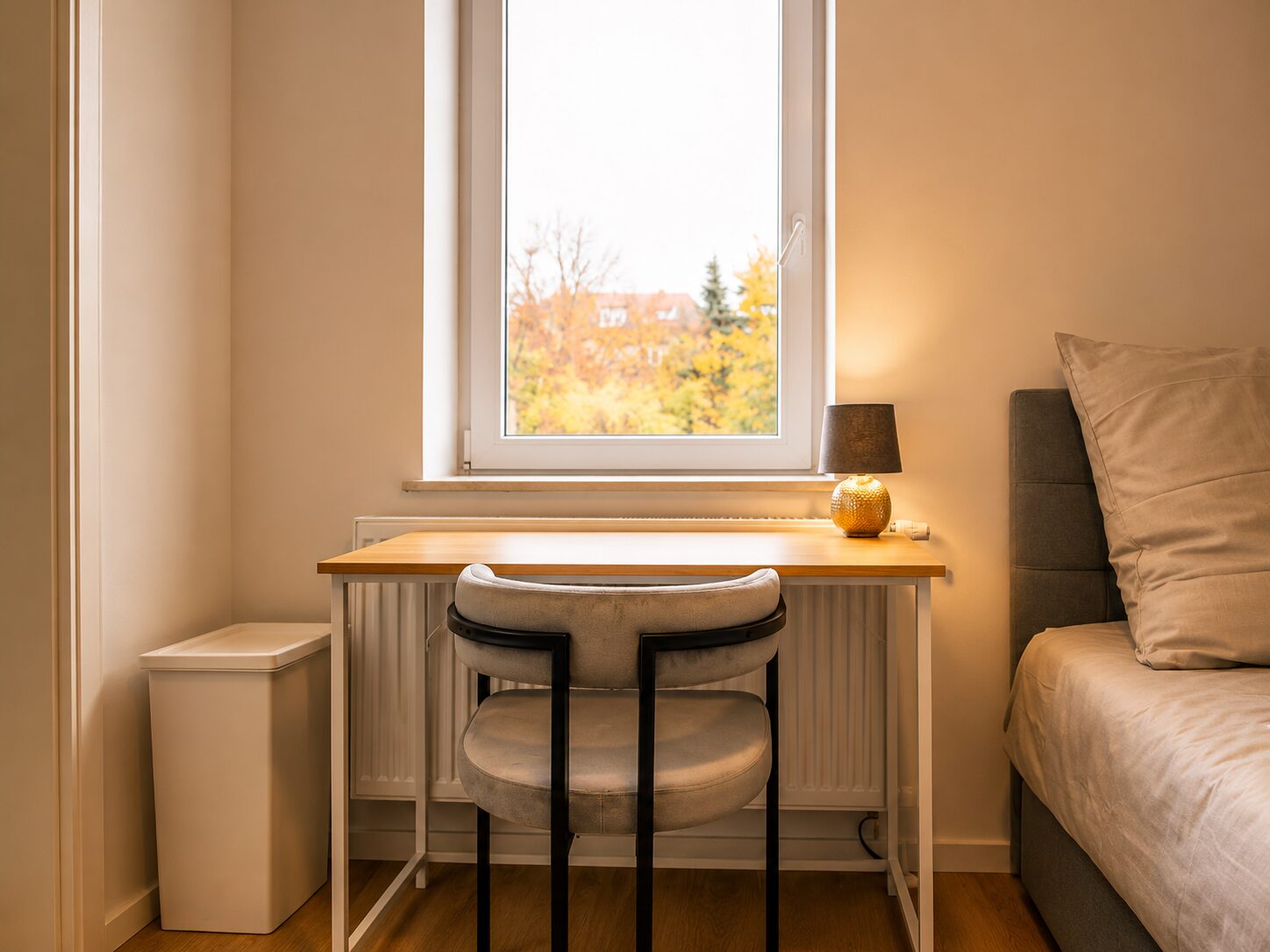Arbeitsplatz am Fenster mit Stuhl und Tischlampe