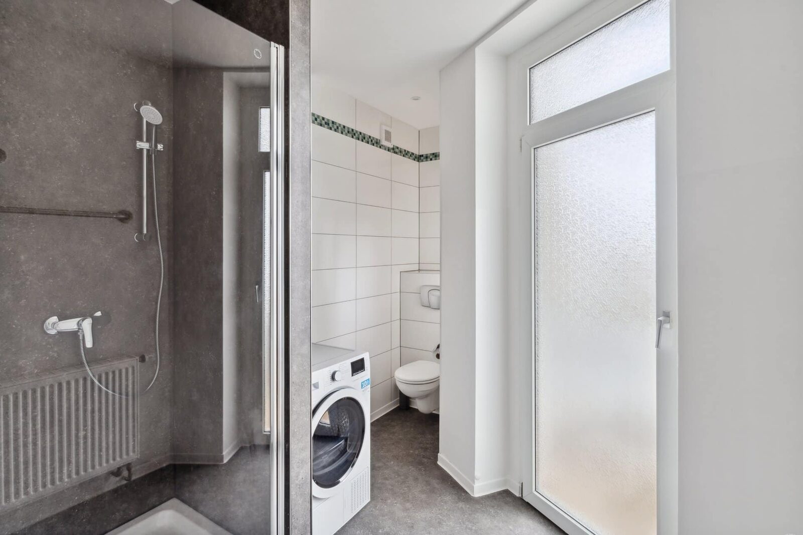 Bad mit Dusche und Waschmaschine