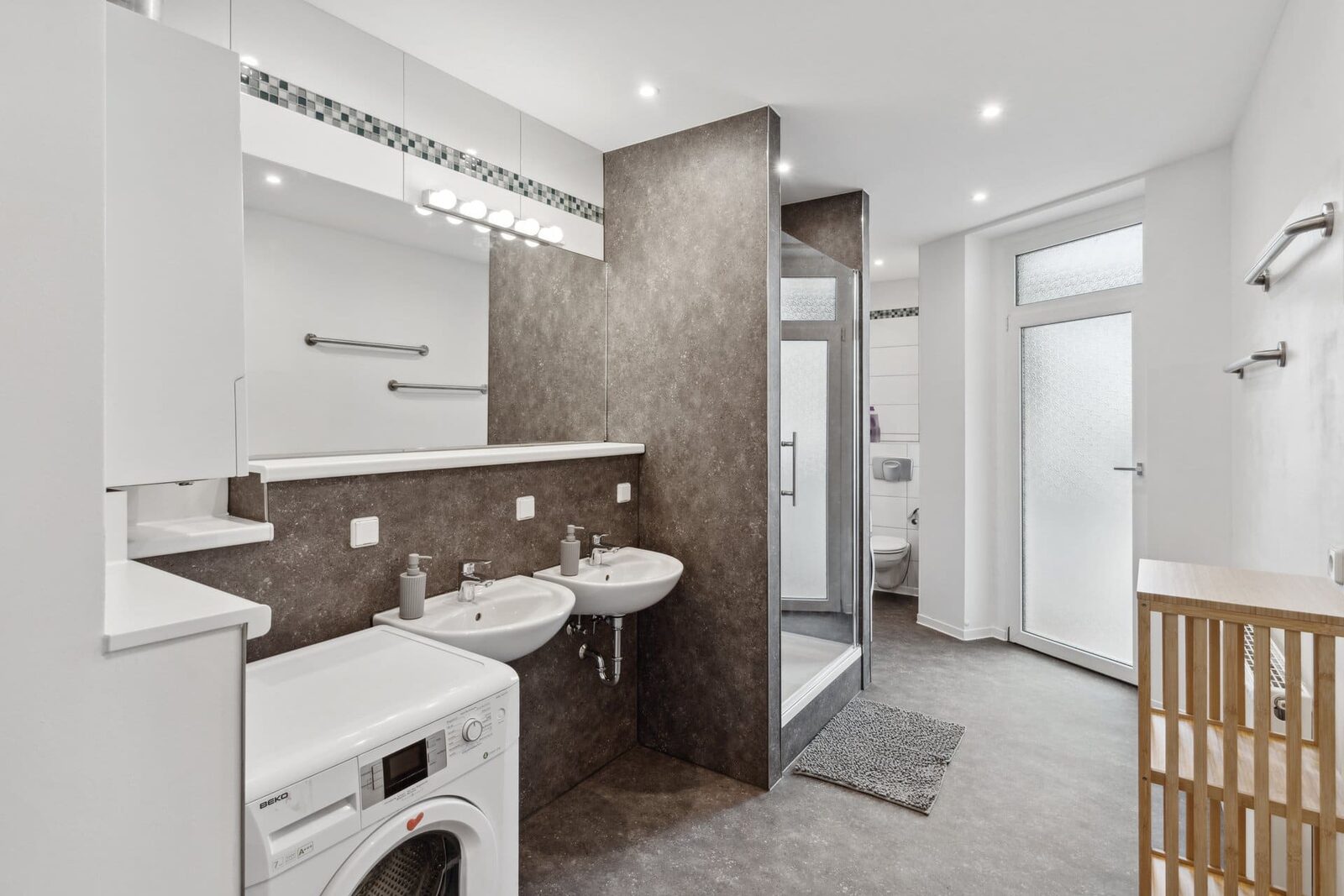 Zweites Bad mit Waschbecken und Dusche