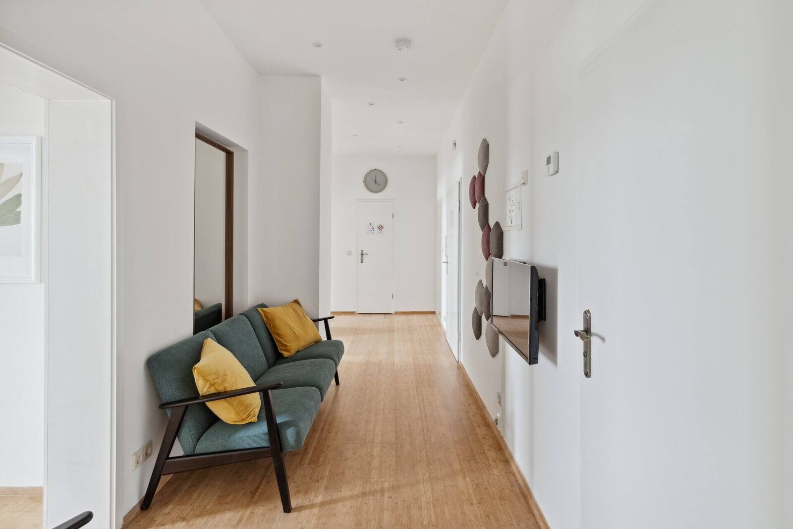 Flur mit Sitzecke und Fernseher