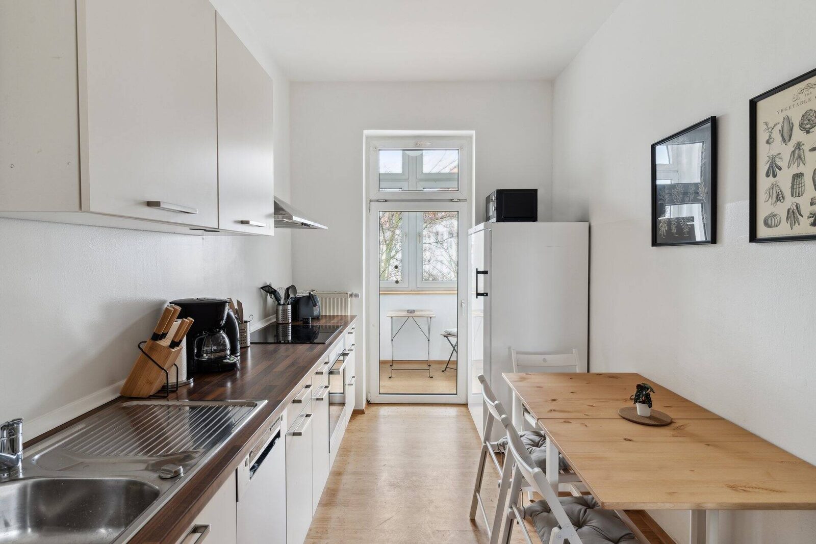 Wohnküche des Apartments in der dritten Etage mit langem Esstisch