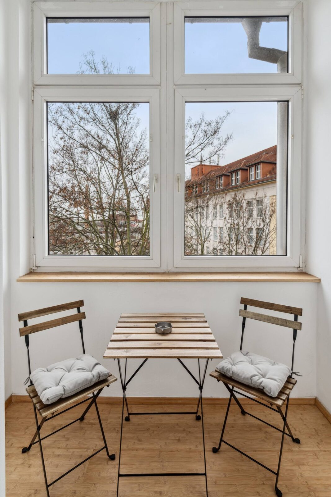Loggia mit Bistrotisch und Ausblick