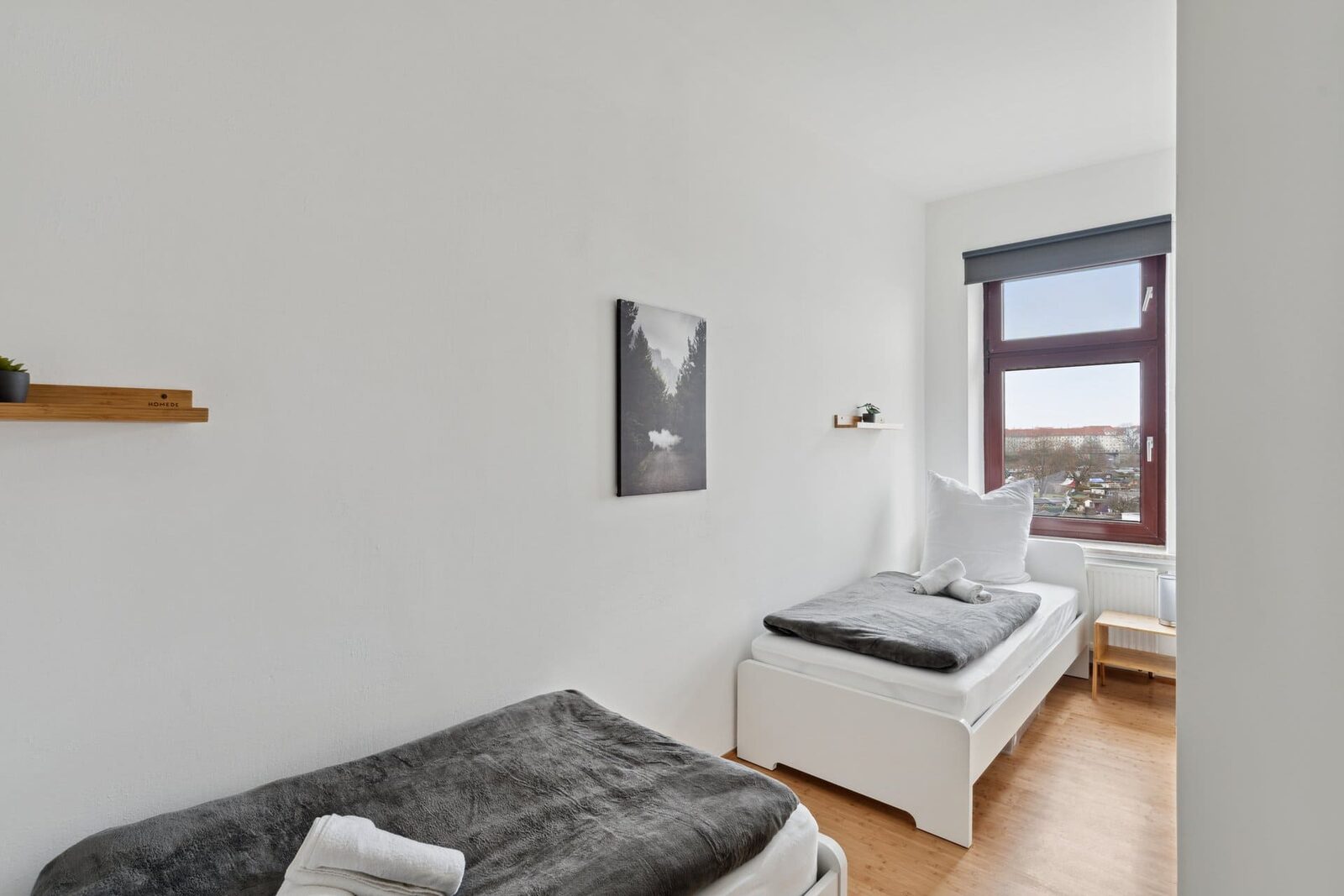 Helles Schlafzimmer mit Einzelbett