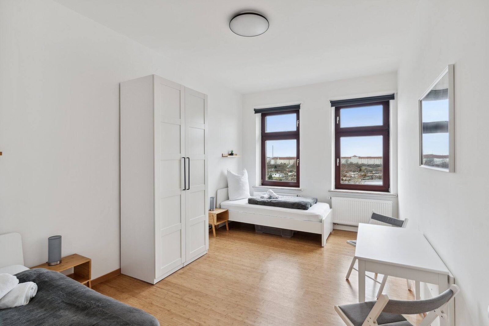 Schlafzimmer mit Kleiderschrank und Einzelbett