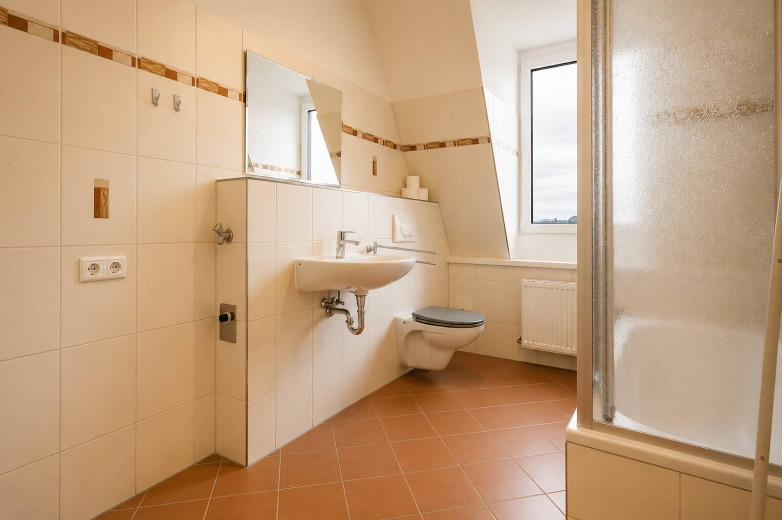 Bad mit Dusche, WC und Waschbecken