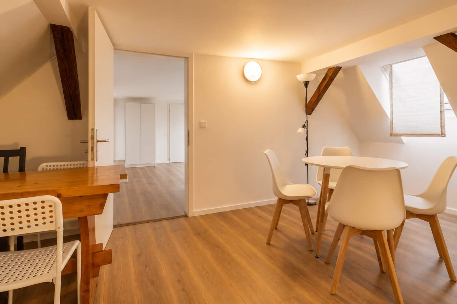 Wohnbereich der Maisonette im Dachgeschoss der Torgauer Straße 62 mit Esstisch unter Dachbalken