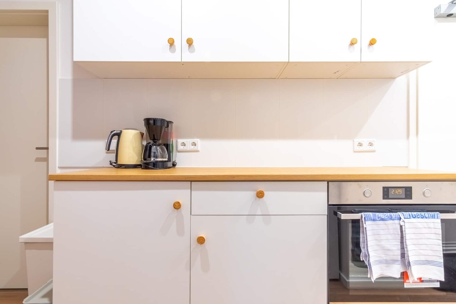 Küche mit Backofen und Kaffeemaschine