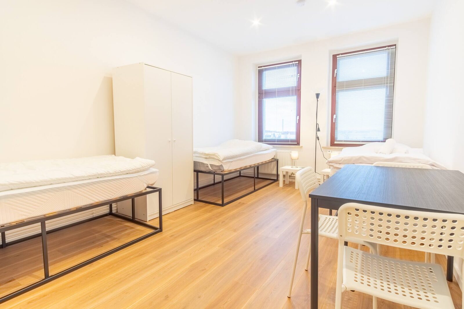 Schlafzimmer mit zwei Einzelbetten und Fenstern