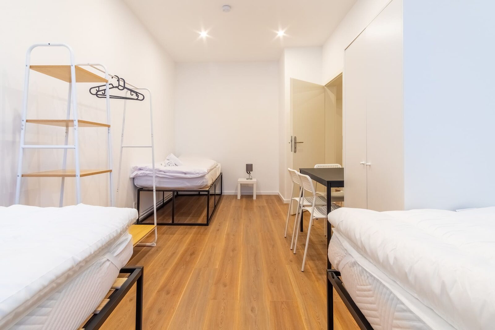 Schlafzimmer mit Etagen- und Einzelbetten