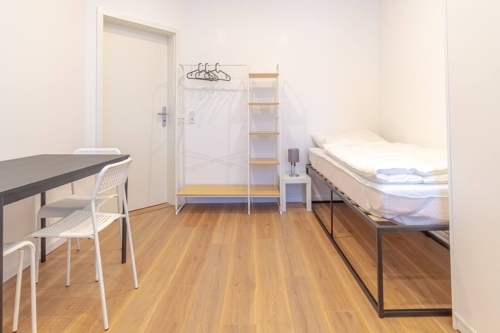 Schlafzimmer mit Einzelbetten und Schreibtisch