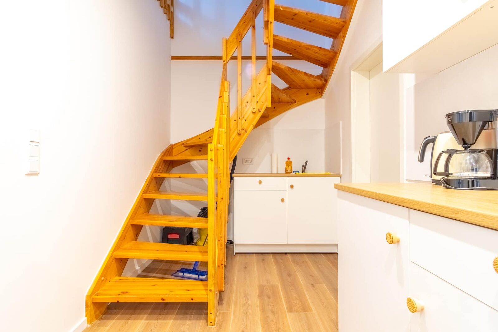 Holztreppe zwischen den beiden Ebenen