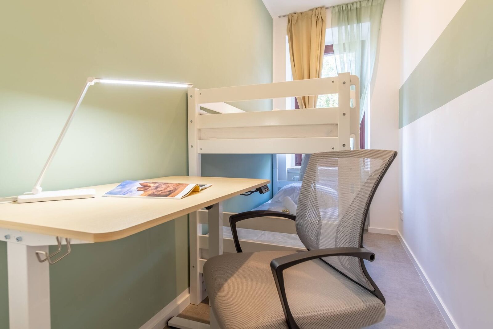 Etagenbett und höhenverstellbarer Schreibtisch