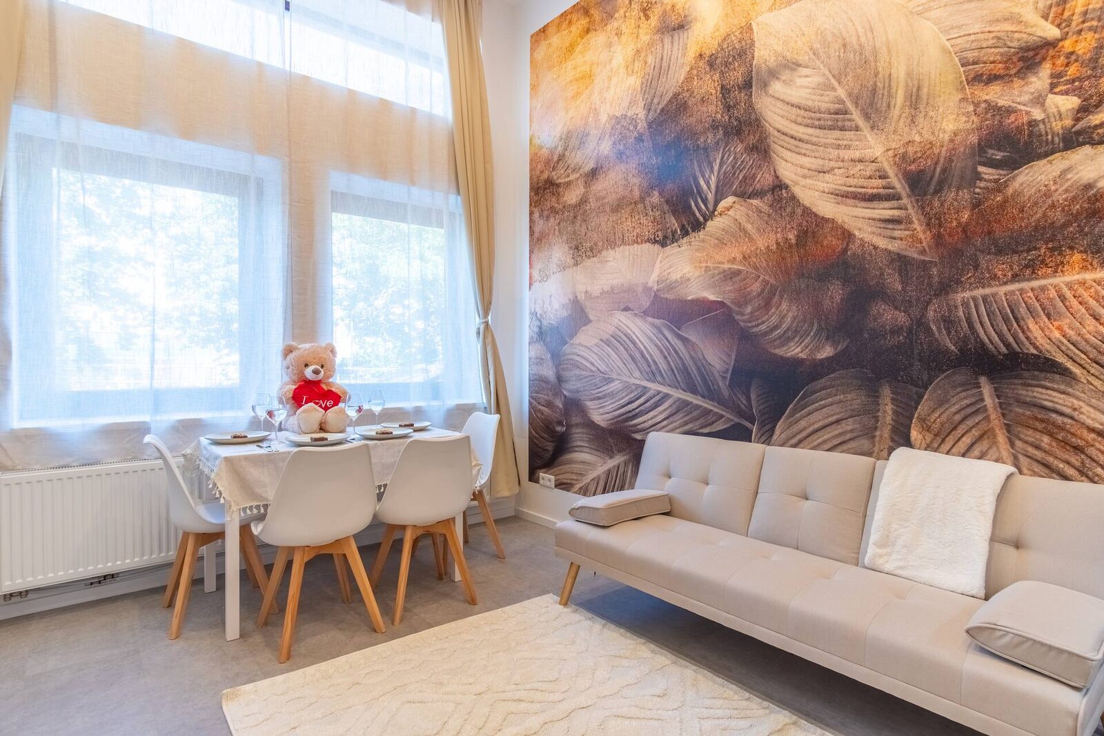 Atelier mit Schlafcouch, Esstisch und Wandbild