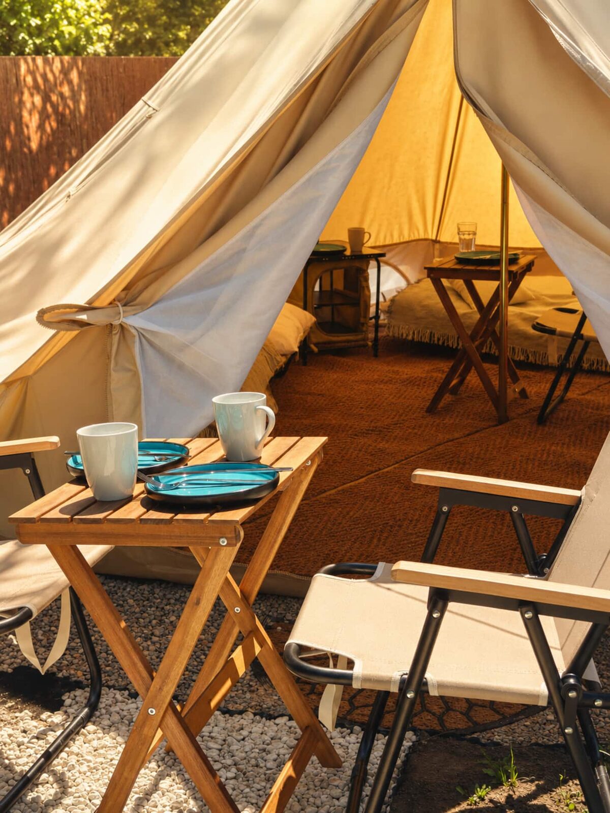 Frühstück am Eingang des Glamping-Zelts im Garten