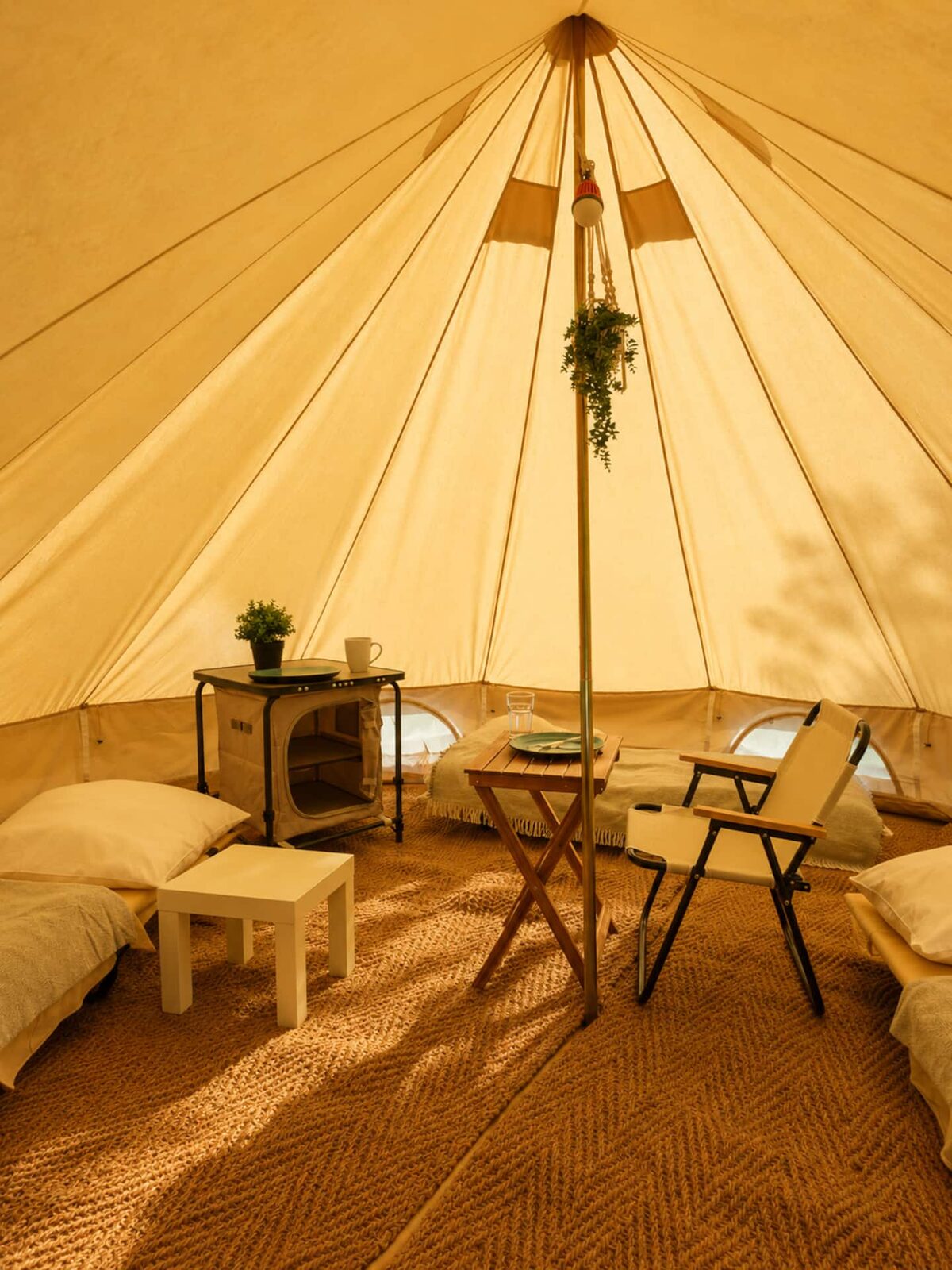 Weitwinkelblick in das eingerichtete Glamping-Zelt